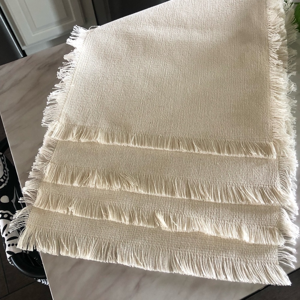 SET OF 4 BEAUTIFUL CREAM COLORED PLACEMATS WITH FRINGE NWOT - Picture 4 of 6